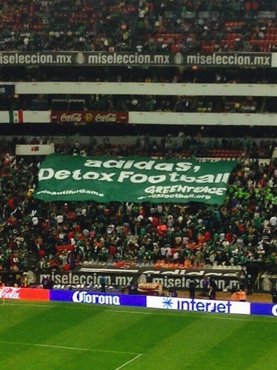 La ONG desplegó una manta entre los aficionados del Estadio Azteca. Foto vía Twitter: @greenpeacemx