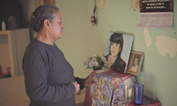 La madre de Erika Perez Escobedo al mirar un retrato que hizo Maguire de su hija. Foto: The Guardian