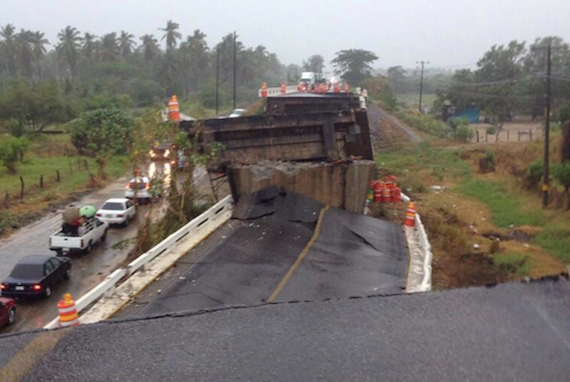 Un tramo del puente del Cuajilote en Tecpan de Galeana, Guerrero, se desplomó. Foto: Twitter vía @SSPYPC.