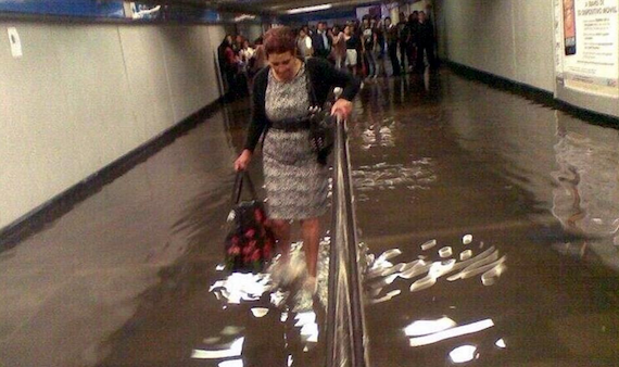 Los usuarios tuvieron que desplazarse por las áreas inundadas de la estación Cuatro Caminos. Foto: Twitter @semiramisisunza 