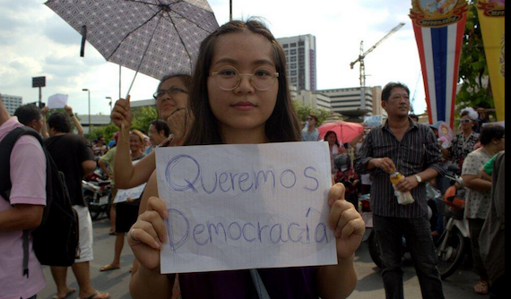 Una protestante en las calles se manifiesta en español en Bangkok contra del golpe de Estado. Foto: Twitter