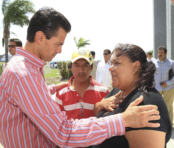 El presidente Enrique Peña se reúne con los padres del niño Héctor Alejando Méndez. Foto: Cuartoscuro.