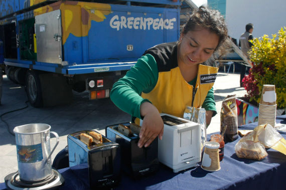 Activistas De Greenpeace Presentaron En En Cholula Puebla Un Camión Equipado Con Celdas Solares La Cual Produce La Suficiente Energía Para Ser Utilizada Con Equipos Domésticos Foto Cuartoscuro