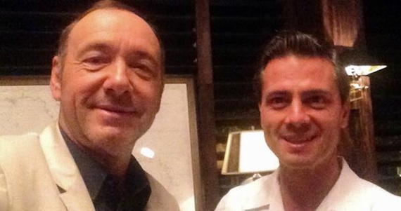 El polémico selfie con el actor internacional Kevin Spacey. Foto: Twitter