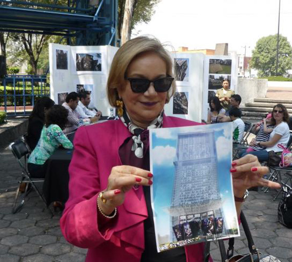 En la imagen, Guadalupe Loaeza muestra la proyección de la mega torre. Foto: Libre en el Sur 