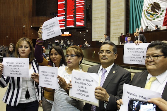 Diputados protestan por la pensión vitalicia a magistrados. Foto: Cuartoscuro