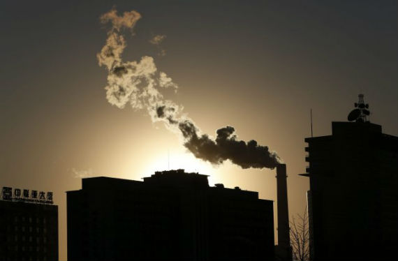 Los alarmantes niveles de contaminación en el aire de la capital china dieron origen a soluciones inusuales como la del diseñador holandés. Foto: EFE