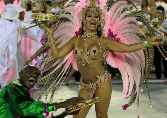 Una Escuela De Samba Participando En Un Los Desfile En El Sambódromo Del Carnaval De Río Foto Efe