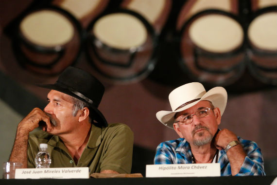 José Manuel Mireles y Hipólito Mora durante la reunión nacional de autodefensas en mayo pasado. Foto: Francisco Cañedo, SinEmbargo