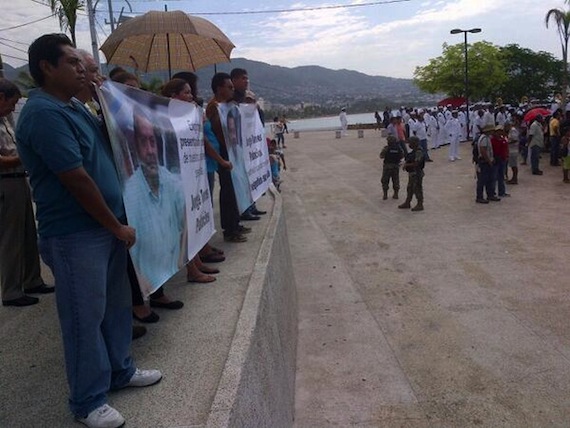 La manifestación fue en la plaza Parque de la Reina. Foto vía Twitter: @QueCaray_ELugo 