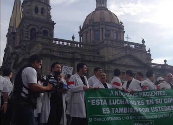 El movimiento se congregó cerca de la Catedral de Guadalajara también. Foto: Twitter @YoSoyMedico17