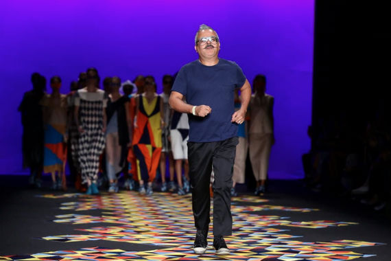 El diseñador al final de una de sus pasarelas / Foto: Gio Staiano/Nowfashion.com