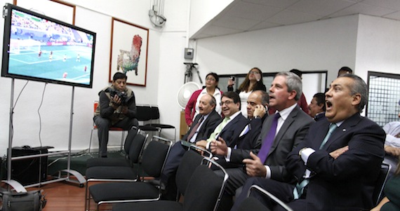 Los diputados disfrutaron del encuentro México-Brasil junto con personal de prensa. Foto: Cuartoscuro