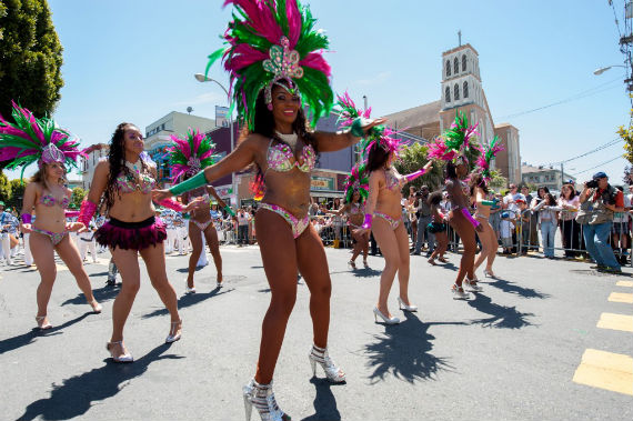 Un Grupo De garotas Durante El Carnaval Latino Foto Efe