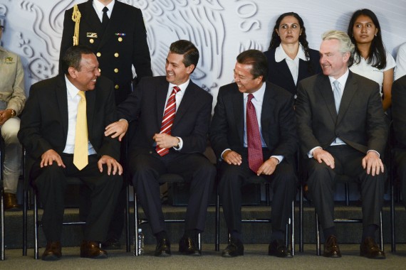 Pese a acusaciones y reclamos, el líder del PRD ha estado cercano al Presidente Enrique Peña. Foto: Cuartoscuro