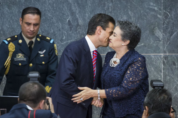 Enrique Peña Nieto Presidente De México Y Yoloxóchitl Bustamante Directora Del Ipn Durante La Ceremonia Por El Aniversario Del Instituto Politécnico Nacional Foto Cuartoscuro