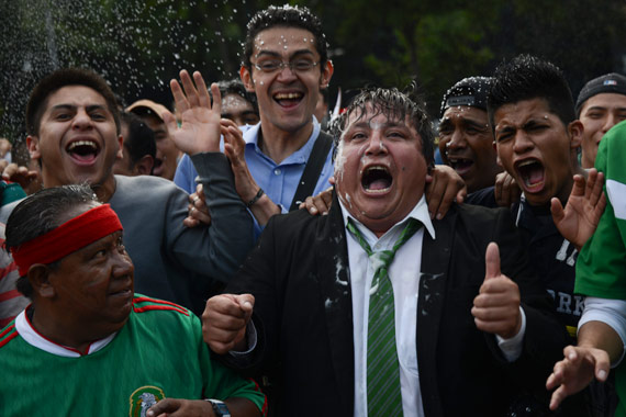 Un “El Piojo” de la calle adelanta el festejo después del empate con Brasil. Foto: Cuartoscuro