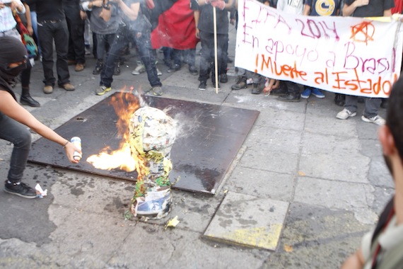 Ya en la Plaza de la Constitución, los anarquistas quemaron una Copa del Mundo de cartón "en apoyó a Brasil". Foto: Francisco Cañedo, SinEmbargo.