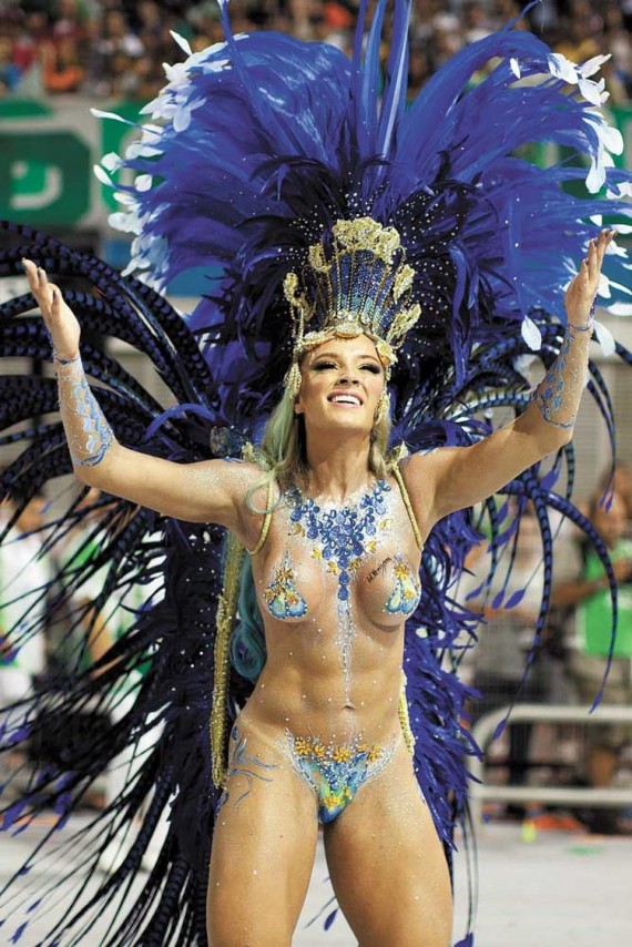 Una De Las Figuras De La Escuela De Samba Mancha Verde Foto Efe