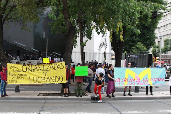 Los manifestantes colocaron mantas entre los carriles centrales de la avenida Paseo de la Reforma. Foto: Antonio Cruz, SinEmbargo.