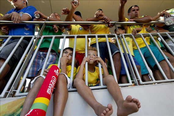 Observando desde afuera. Foto: EFE