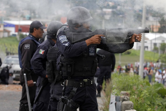 Elementos de la Policía Estatal dispersaron a los habitantes de Puebla. Foto: Notimex