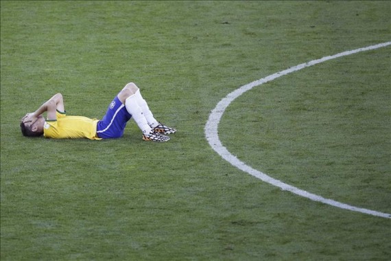 Oscar, tirado en el campo el final del partido .Foto: EFE