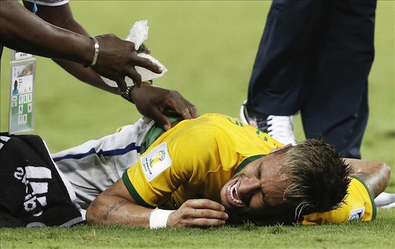 Neymar, momentos después de la lesión. Foto: EFE