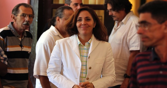 Mariela Castro (c), hija del presidente cubano Raúl Castro, se dispone a conversar con la prensa tras malentendido en un hotel de La Habana. Foto: EFE