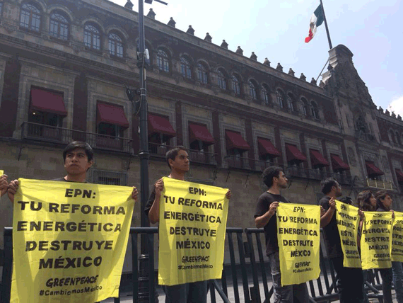 Activistas afuera. Foto; Greenpeace