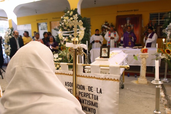 Elia Tamayo La Madre Del Menor Permaneció Hincada Durante La Comunión Música De Mariachis Entonaban Melodías Foto Francisco Cañedosinembargo