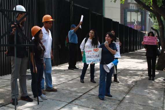 Protesta contra el fracking en el Senado en julio de este año. Foto: Antonio Cruz, SinEmbargo