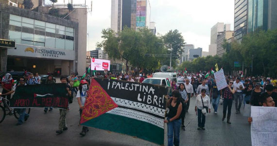 El contingente dio una vuelta al Ángel de la Independencia y en estos momentos se dirige hacia el Hemiciclo a Juárez. Foto: Twitter @Coordinadora1DM  