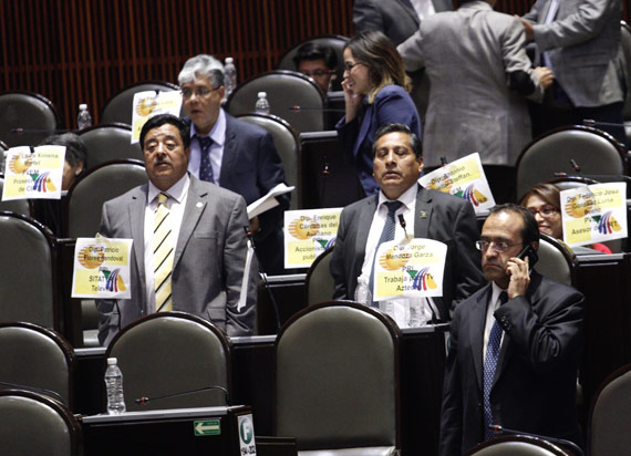 Diputados del PRD denuncian en la Cámara a la “telebancada”. Foto: Cuartoscuro