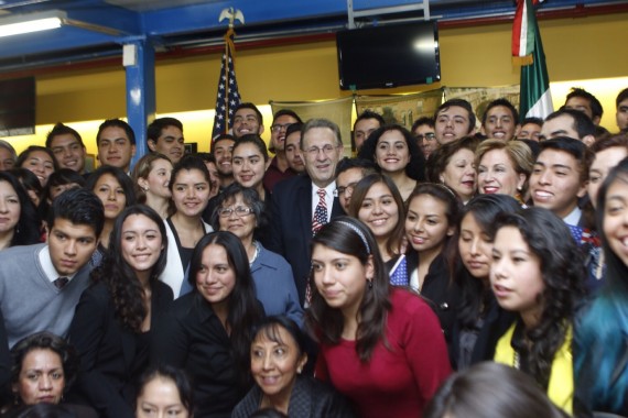 El Embajador Dio Visas a Estudiantes Mexicanos Foto Francisco Cañedo Sinembargo