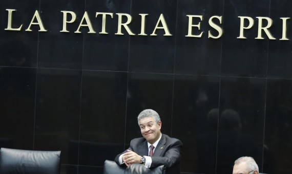 El Senador priista David Penchyna sonríe en la mesa directiva durante la sesión de la Comisión de Energía en el Senado de la República. Foto: Cuartoscuro