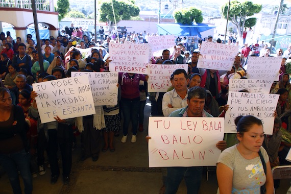 Habitantes de San Bernardino Chalchihuapan el pasado 22 de julio durante el sepelio de José Luis Alberto Tehuatlie. Foto: Francisco Cañedo, SinEmabargo 