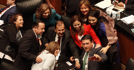 Senadores del PRI se toman una "selfie" durante sesión. Foto: Cuartoscuro. 