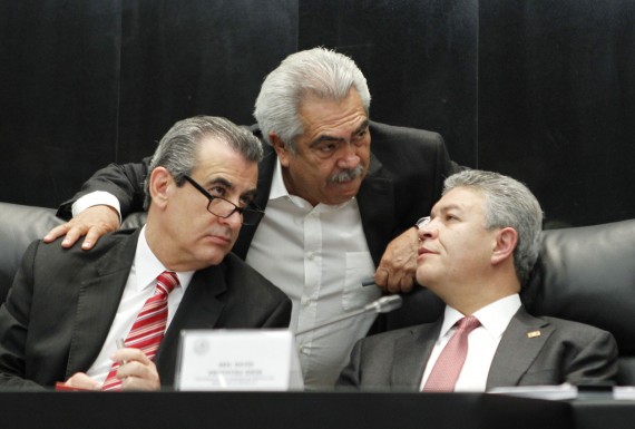 Los senadores del PRI, Miguel Ángel Chico Herrera, José Ascensión Orihuela y David Penchyna Grub, durante la reunión de la Comisión de Energía en el Senado de la República. Foto: Cuartoscuro