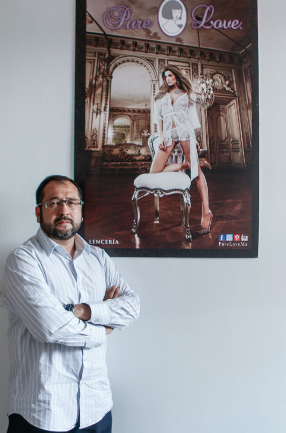 Guillermo Shiroma inició hace 17 años en el negocio de las sex shop en México. Foto: Francisco Cruz,  SinEmbargo