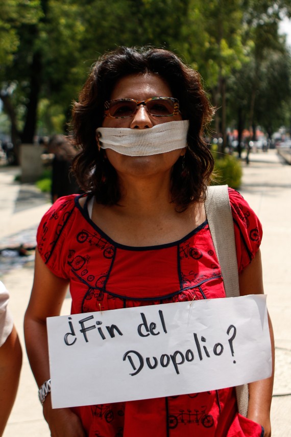 Activistas protestan por la Ley Telecom. Foto: Francisco Cañedo, SinEmbargo