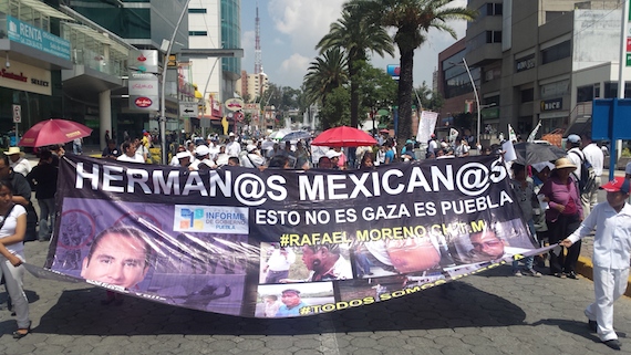 Ciudadanos marchan hacia el zócalo de Puebla. Foto: Antonio Cruz, SinEmbargo. 