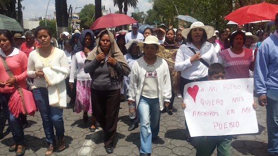 Los organismo sociales que se sumaron a la protesta de este día que arribó al zócalo capitalino de Puebla exigieron que el Gobernador poblano sea sometido a juicio político. Foto: Antonio Cruz, SinEmbargo.