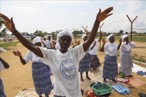 Miembros de la Red de Mujeres de Construcción de Paz completan dos semanas de ayuno y oración para pedir la intervención de Dios en la erradicación del virus Ébola, en Liberia. Foto: EFE