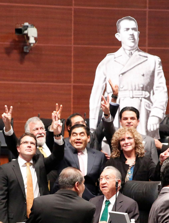 Senadores del PRD protestan con imagen del General Lázaro Cárdenas. Foto: Vía Twitter @SenadoresPRD