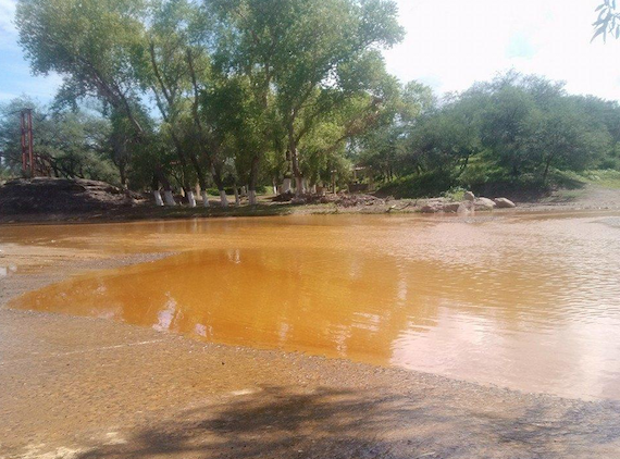 El derrame ya alcanzó cinco municipios colindantes al Río Sonora. Foto: Twitter @Pulsar592