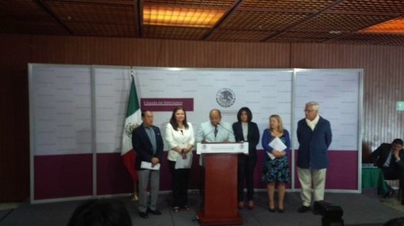 En conferencia de prensa, los legisladores refirieron que el niño José Luis Tehuatlie falleció por un trauma craneoencefálico causado por proyectiles de los uniformados y no por un cohetón como afirma el gobierno estatal. Foto: Twitter @RoxanaLunaP 