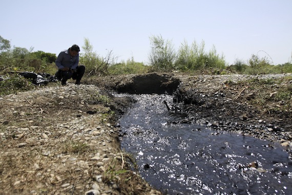 Cuatro mil barriles de crudo el derrame provocado por una toma clandestina en un ducto de Pemex, en la Cuenca del río San Juan. Foto: Cuartoscuro 