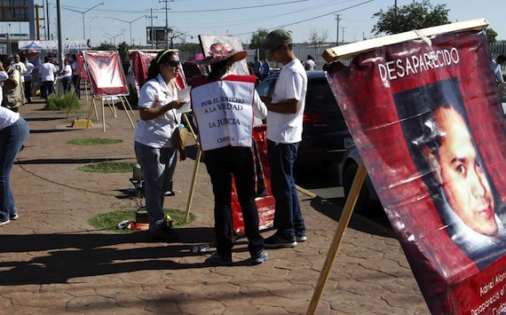 Familiares de desaparecidos salieron a la calle el día de hoy para entregar volantes informativos . Foto: David Penado, El Diario de Juárez, especial para SinEmbargo