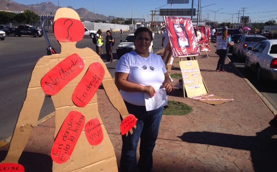 Cerca de 30 activistas y familiares de desaparecidos llegaron desde las ocho de la mañana. Foto: David Penado, El Diario de Juárez, especial para SinEmbargo.